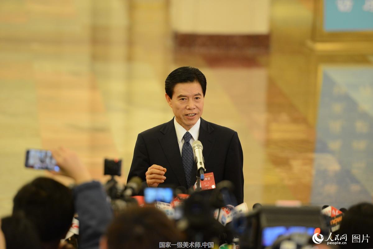 全国政协十二届五次会议开幕会:商务部部长钟山接受采访