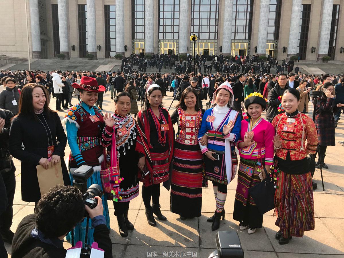 全国政协十二届五次会议开幕会:少数民族委员在大会堂前合影留念