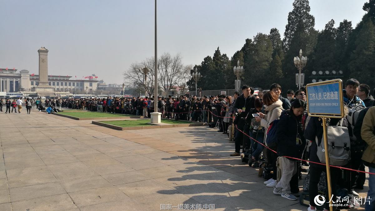 全国政协十二届五次会议开幕会:记者排队准备进入人民大会堂