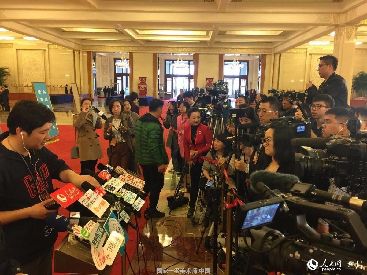 全国政协十二届五次会议开幕会:部长通道里架起“长枪短炮”