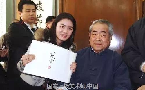 范曾先生研习书法数十年,仍写到这种票友水平,的确令我吃惊,而以他的眼界,至少应对本人作品有客观的评价,他傲视古今的自评更让我震惊,我不得不再次评估他的艺术鉴赏能力。