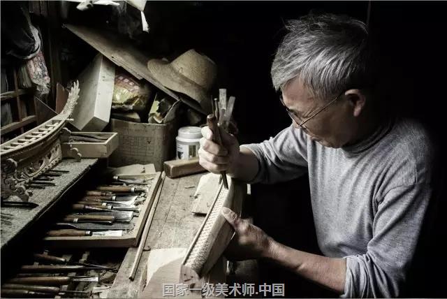中国工匠 “工匠精神”是时下流行的热词。提起它,人人往往会说要向德国学习,向日本学习。其实工匠精神起源于中国。“如切如磋,如琢如磨”,这是中国古人在《诗经》
