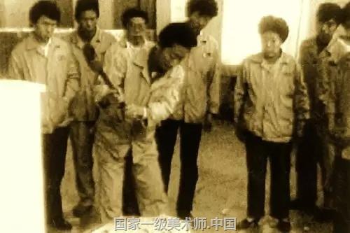 中国工匠 “工匠精神”是时下流行的热词。提起它,人人往往会说要向德国学习,向日本学习。其实工匠精神起源于中国。“如切如磋,如琢如磨”,这是中国古人在《诗经》