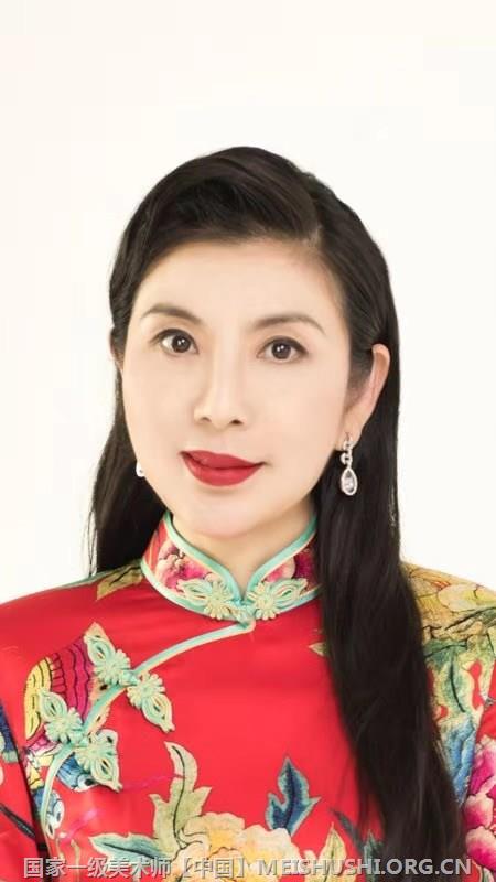 吕娟（千绢） 出生在历史悠久文化底蕴深厚的河南省郑州市，国家一级美术师