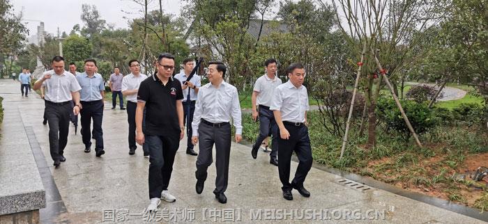 万里江山瑞雪图 温州网讯 今天,温籍艺术家杨学棒先生将在北京故宫博物院武英殿,举办“瓷艺生辉杨学棒作品展”。杨学棒是迄今在故宫博物院办展的年纪最轻的创作者,也是中国瓷板画开展第一人。 此番展出代表作品101件 本次展览由故宫博物院和温州市人民政府主办,温州市委宣传部、苍南县人民政府承办,将持续到10月5日,观众进入故宫博物院后可免费参观。 展览将展出杨学棒的代表性作品101件,以长卷、组画、斗方等形式呈现,其中瓷器15件,瓷画作品86件,包括他的代表作瓷板组画《万里江山瑞雪图》、瓷器作品《青花描金花卉纹尊》等,以及一系列兼具传统与创新的山水画、瓷板画作品,展现了一位艺术家的功底。如《青花描金莲花纹瓶》,中国文物学会收藏鉴定委员会副会长、故宫博物院原文保科技部主任曹静楼先生称之为“古老工艺之现代演绎”,作品让人很容易产生时间和空间的错觉,既有乾隆一朝的盛世风华,亦不乏欧洲王室的辉煌瑰丽,中西两种古典风韵在不觉间成了这件器物身后的背景,不仅彰显其深厚的传统功力,也呈现了他独特的艺术个性。 杨学棒,1970年出生,苍南人,出身于一个乡村教师家庭,从小喜欢绘画。童年时代,他追逐着自己的梦想,因儿时生活条件十分困难,买不起绘画材料,常与小伙伴们跑到海边以沙滩为纸、树枝为笔,画下一幅幅天真烂漫的图画。他考入浙江美术学院(现中国美术学院),打下了走上艺术道路的扎实基础。 经过数十年的努力,杨学棒在自己的沃土里描绘出一幅幅令人心旷神怡的作品,收获了不少荣誉。他是文化部优秀文化人才库专家、中国·古汉窑继承人、国家一级美术师、国家高级工艺美术师、浙江省文化创意产业协会副会长、苍南县文联副主席。作品曾获文化部“群星奖”、全国总工会“五一文化奖”、国际文博会工艺美术大奖等,多幅作品入选法国邮票主票版面并在法国发行,其作品深受海内外知名人士喜爱和广泛好评。 专家评价:悦己悦人悦时代 杨学棒介绍,去年温州国际时尚文化创意产业博览会期间,他的作品曾在温州博物馆展出,受到故宫博物院专家的关注与推荐。今年故宫博物院专家又到他的工作室进行考察与审核,最后才促成这次展览的成功举办。 故宫博物院常务副院长王亚民在此次展览序言中提到:“我向广大观众、读者介绍一位基本具备‘悦己、悦人、悦时代’三个维度的艺术家。他叫杨学棒,是一位能够以制瓷和传统绘画的双重语言诠释其艺术生命的人。故宫博物院是全世界最大的收藏中国艺术品的博物馆,以她的藏品来诠释三个维度,恐怕再恰当不过了。可以说,故宫博物院保藏的数以百万计的中国各个时代艺术品都实现了三个维度的超越,所以它们历尽曲折,最终都成了国家宝藏。” 王亚民以三个维度评价杨学棒作品:第一个维度——悦己,他的创作阐释了内心的激荡,无论是对江山万里的宏观写照,还是对一花一草的细致刻画,作品的一收一放之间,展现了一位具备相当弹性的艺术家功底。这一点从他的《万里江山瑞雪图》和《雍容华贵图》中可以得到体现;第二个维度——悦人,他的创作让观者收获了心灵的愉悦,比如对家乡景色的着墨就能够让观者产生共鸣,他的画面自带旋律,一曲乡愁唱出了多少人的心声;第三个维度——悦时代,杨学棒创作出符合时代精神的作品,既传承了千年古窑和优秀的中华文化脉络,又融入了新时期的绘画元素,既体现了人们对大自然的赞美之情,又能唤醒人们对美好的向往与追求,非常有他独特而鲜明的风格和特点。 来源:温州都市报 记者:叶锋 受访者供图 新闻+ 瓷版画,又称瓷画,作为一种文化载体,发端于瓷都景德镇,由景德镇烧瓷艺术演绎而来,形成于江西南昌,主要流传分布在南昌、景德镇、九江等地及江西邻近省市,是瓷器文化与绘画艺术的完美结合。 瓷版画始于清朝末年,但如果要追溯它的历史渊源,还得从唐朝说起。最初瓷器只是为满足实用,到了唐朝才逐渐向装饰方面发展。明代中叶,西方珐琅传入中国,增加了斗彩和五彩,为陶瓷绘画艺术增加了不少颜色。清代以后,彩瓷色釉发展到五彩缤纷的境界,一批文人开始介入绘瓷艺术。 万里江山瑞雪图 温州网讯 今天,温籍艺术家杨学棒先生将在北京故宫博物院武英殿,举办“瓷艺生辉杨学棒作品展”。杨学棒是迄今在故宫博物院办展的年纪最轻的创作者,也是中国瓷板画开展第一人。 此番展出代表作品101件 本次展览由故宫博物院和温州市人民政府主办,温州市委宣传部、苍南县人民政府承办,将持续到10月5日,观众进入故宫博物院后可免费参观。 展览将展出杨学棒的代表性作品101件,以长卷、组画、斗方等形式呈现,其中瓷器15件,瓷画作品86件,包括他的代表作瓷板组画《万里江山瑞雪图》、瓷器作品《青花描金花卉纹尊》等,以及一系列兼具传统与创新的山水画、瓷板画作品,展现了一位艺术家的功底。如《青花描金莲花纹瓶》,中国文物学会收藏鉴定委员会副会长、故宫博物院原文保科技部主任曹静楼先生称之为“古老工艺之现代演绎”,作品让人很容易产生时间和空间的错觉,既有乾隆一朝的盛世风华,亦不乏欧洲王室的辉煌瑰丽,中西两种古典风韵在不觉间成了这件器物身后的背景,不仅彰显其深厚的传统功力,也呈现了他独特的艺术个性。 杨学棒,1970年出生,苍南人,出身于一个乡村教师家庭,从小喜欢绘画。童年时代,他追逐着自己的梦想,因儿时生活条件十分困难,买不起绘画材料,常与小伙伴们跑到海边以沙滩为纸、树枝为笔,画下一幅幅天真烂漫的图画。他考入浙江美术学院(现中国美术学院),打下了走上艺术道路的扎实基础。 经过数十年的努力,杨学棒在自己的沃土里描绘出一幅幅令人心旷神怡的作品,收获了不少荣誉。他是文化部优秀文化人才库专家、中国·古汉窑继承人、国家一级美术师、国家高级工艺美术师、浙江省文化创意产业协会副会长、苍南县文联副主席。作品曾获文化部“群星奖”、全国总工会“五一文化奖”、国际文博会工艺美术大奖等,多幅作品入选法国邮票主票版面并在法国发行,其作品深受海内外知名人士喜爱和广泛好评。 专家评价:悦己悦人悦时代 杨学棒介绍,去年温州国际时尚文化创意产业博览会期间,他的作品曾在温州博物馆展出,受到故宫博物院专家的关注与推荐。今年故宫博物院专家又到他的工作室进行考察与审核,最后才促成这次展览的成功举办。 故宫博物院常务副院长王亚民在此次展览序言中提到:“我向广大观众、读者介绍一位基本具备‘悦己、悦人、悦时代’三个维度的艺术家。他叫杨学棒,是一位能够以制瓷和传统绘画的双重语言诠释其艺术生命的人。故宫博物院是全世界最大的收藏中国艺术品的博物馆,以她的藏品来诠释三个维度,恐怕再恰当不过了。可以说,故宫博物院保藏的数以百万计的中国各个时代艺术品都实现了三个维度的超越,所以它们历尽曲折,最终都成了国家宝藏。” 王亚民以三个维度评价杨学棒作品:第一个维度——悦己,他的创作阐释了内心的激荡,无论是对江山万里的宏观写照,还是对一花一草的细致刻画,作品的一收一放之间,展现了一位具备相当弹性的艺术家功底。这一点从他的《万里江山瑞雪图》和《雍容华贵图》中可以得到体现;第二个维度——悦人,他的创作让观者收获了心灵的愉悦,比如对家乡景色的着墨就能够让观者产生共鸣,他的画面自带旋律,一曲乡愁唱出了多少人的心声;第三个维度——悦时代,杨学棒创作出符合时代精神的作品,既传承了千年古窑和优秀的中华文化脉络,又融入了新时期的绘画元素,既体现了人们对大自然的赞美之情,又能唤醒人们对美好的向往与追求,非常有他独特而鲜明的风格和特点。 来源:温州都市报 记者:叶锋 受访者供图 新闻+ 瓷版画,又称瓷画,作为一种文化载体,发端于瓷都景德镇,由景德镇烧瓷艺术演绎而来,形成于江西南昌,主要流传分布在南昌、景德镇、九江等地及江西邻近省市,是瓷器文化与绘画艺术的完美结合。 瓷版画始于清朝末年,但如果要追溯它的历史渊源,还得从唐朝说起。最初瓷器只是为满足实用,到了唐朝才逐渐向装饰方面发展。明代中叶,西方珐琅传入中国,增加了斗彩和五彩,为陶瓷绘画艺术增加了不少颜色。清代以后,彩瓷色釉发展到五彩缤纷的境界,一批文人开始介入绘瓷艺术。