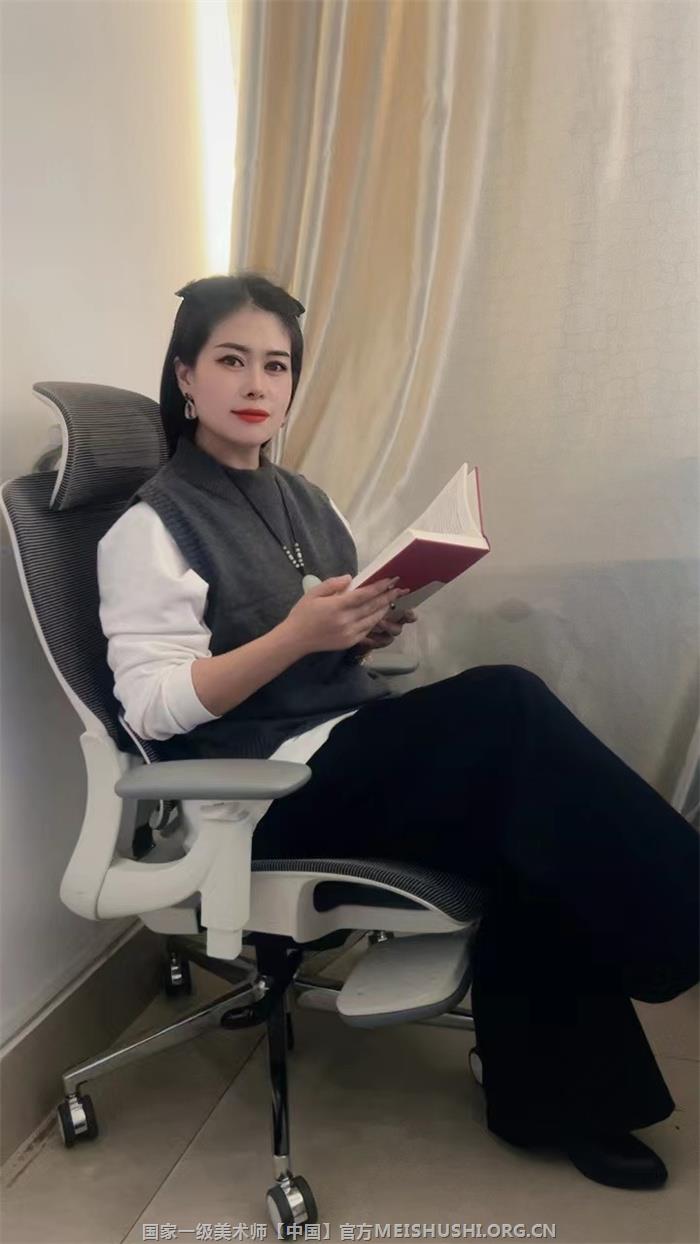 魏冷冷 国家一级美术师.jpg