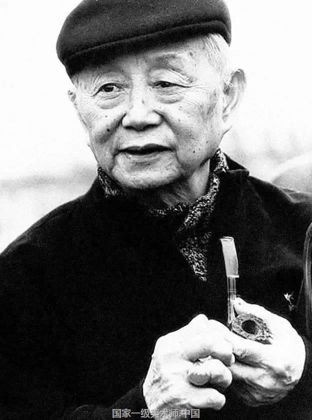 12岁就外出谋生,四处流浪;14岁开始发表作品,32岁轰动中国;年过半百跑去考驾照;90岁依然不安分,偏爱红装,嗜烟如命,93岁依然开着法拉利到处跑。别人曾问他长寿秘诀时,就嬉皮笑脸说自己从不养生,喜爱睡觉,不吃水果,不运动。他叫黄永玉, 有媒体曾用了一个90后的词“酷炫狂霸拽”来形容他骨子里的顽皮野性幽默。黄永玉自画像拜托,90后算什么,这玩意人家老头儿已经玩了90年了。黄永玉