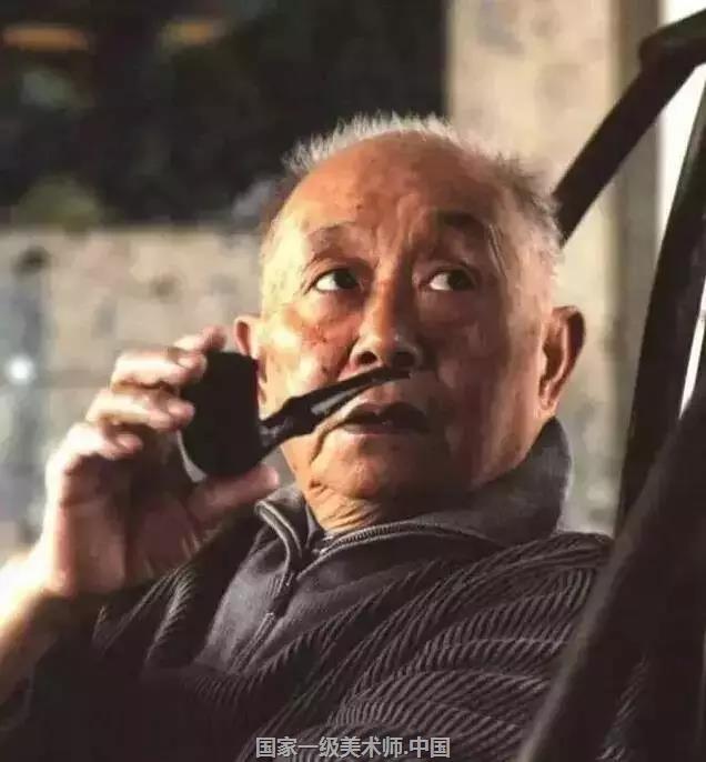 12岁就外出谋生,四处流浪;14岁开始发表作品,32岁轰动中国;年过半百跑去考驾照;90岁依然不安分,偏爱红装,嗜烟如命,93岁依然开着法拉利到处跑。别人曾问他长寿秘诀时,就嬉皮笑脸说自己从不养生,喜爱睡觉,不吃水果,不运动。他叫黄永玉, 有媒体曾用了一个90后的词“酷炫狂霸拽”来形容他骨子里的顽皮野性幽默。黄永玉自画像拜托,90后算什么,这玩意人家老头儿已经玩了90年了。黄永玉