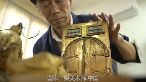 国家一级美术师 王老他足足和木头打了74年的交道,曾创作过《清明上河图》《五百罗汉图》等令人叹为观止的木雕作品。74年只做一件事,‘非凡’两字非他莫属。