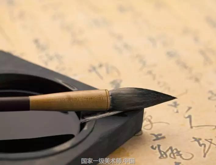 书法入门歌书法为艺术,前人心血凝。学书贵有恒,练书须用心。心正则笔正,笔决记心中。下笔不离点,转折贵圆露。有垂还欲收,勾划忌平庸。左垂宜竖露,右直利悬针。