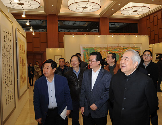 人民日报社副总编辑、秘书长、人民网董事长王一彪陪同参展嘉宾参观展览。（人民网 蒋建华 摄 ）