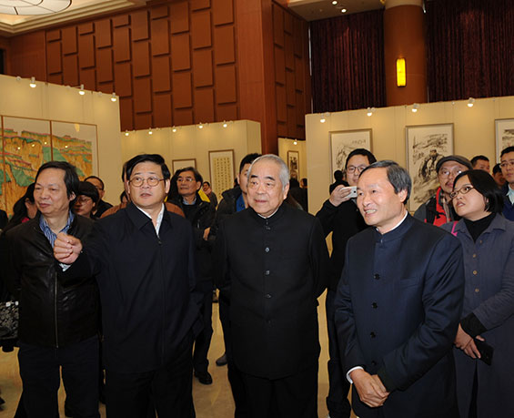 人民网总编辑、书画研究院院长余清楚陪同嘉宾参观展览。（人民网 蒋建华 摄 ）